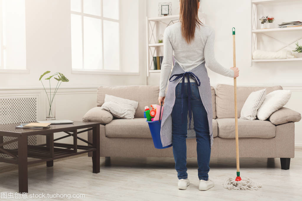 她们让房间呼吸——走近妇女清洁服务中的设备准备与专业精神